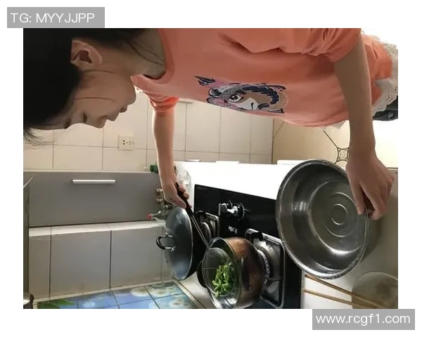 杨瀚森的日常生活：翻译工作与独自烹饪的简单乐趣