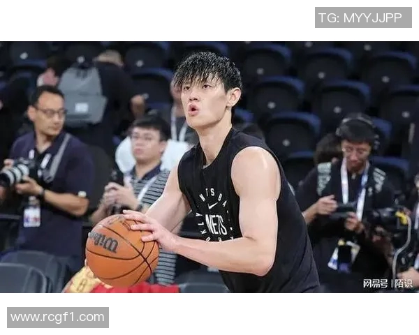 曾凡博突破遭遇压力险些失误及时回传队友化解危机