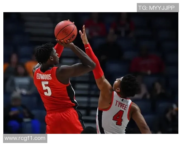 爱德华兹华丽突破拉杆换手上篮精彩得分引爆全场激情 爱德华兹华丽突破拉杆换手上篮精彩得分引爆全场激情