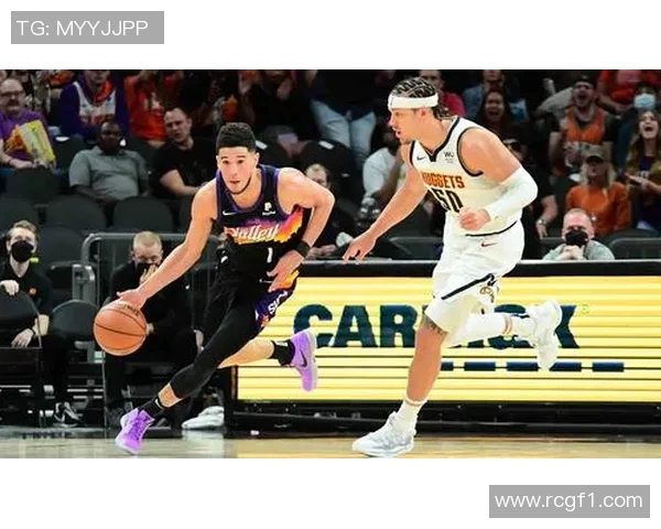 布克首节表现惊艳三分球全中助力球队轻松领先 布克首节表现惊艳三分球全中助力球队轻松领先