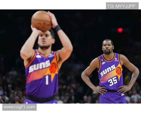 布克首节表现惊艳三分球全中助力球队轻松领先