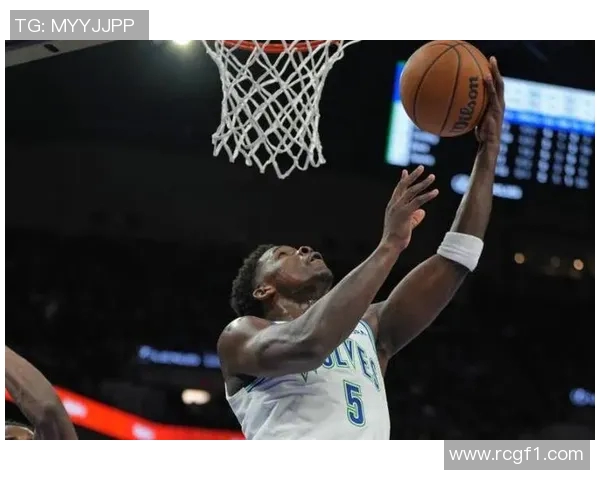 爱德华兹精彩突破拉杆换手上篮展现超强观赏性引发全场欢呼