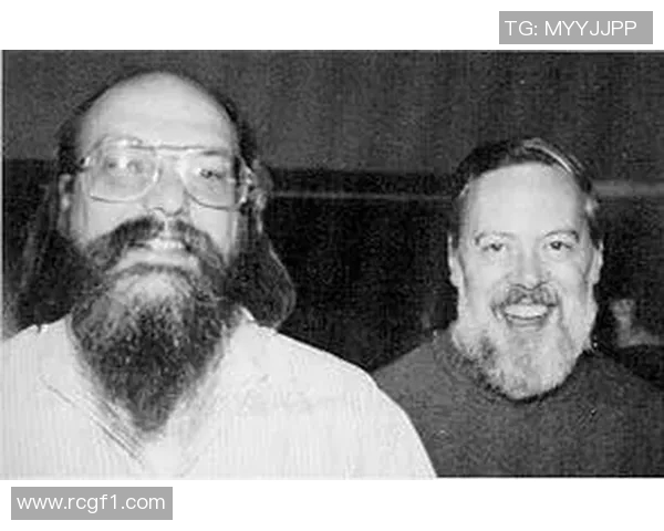 弗里曼防守丹尼斯三分时垫脚被判定为一级恶意犯规引发争议