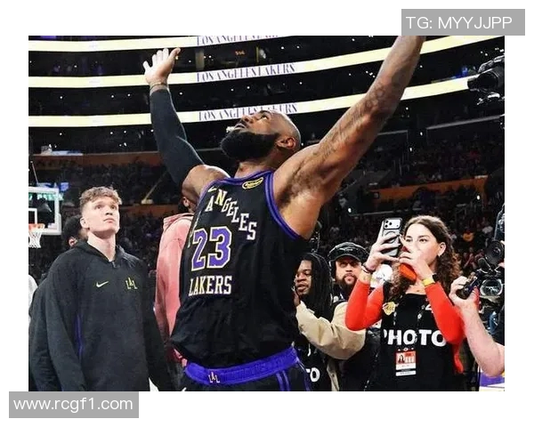 老詹赛季首秀助攻12次投射传球轻松自如能打到45岁吗