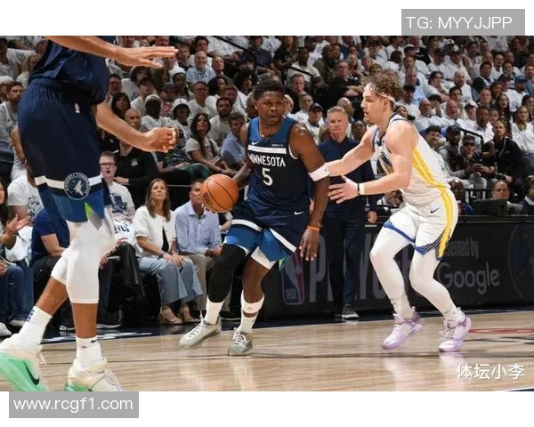 库里与爱德华兹赛后亲密互动热聊背后的友谊与篮球梦想