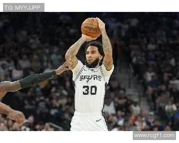 尚帕尼表现惊艳6投3中贡献13分11篮板三分球命中率高达60正负值22