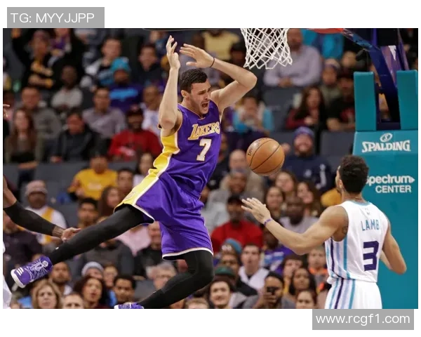 小南斯篮下强势扣篮展现霸主风范引爆全场激情时刻