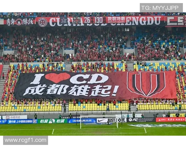 直播吧公益携手杨晨等12名老甲A球星走进成都校园助力青少年足球梦想