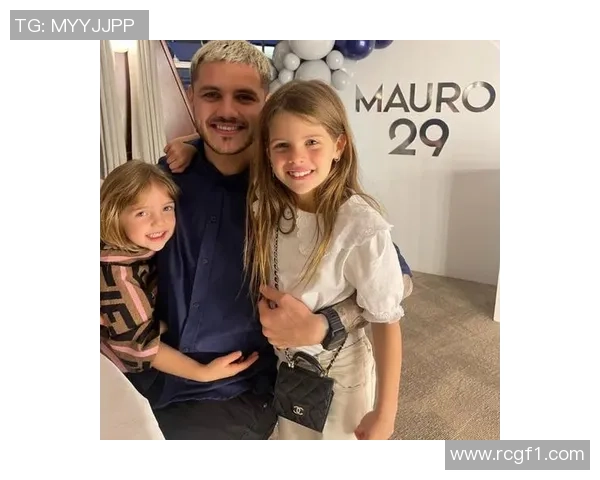 妻子社交媒体分享与库尔图瓦游戏夜照片展现休闲时光的乐趣