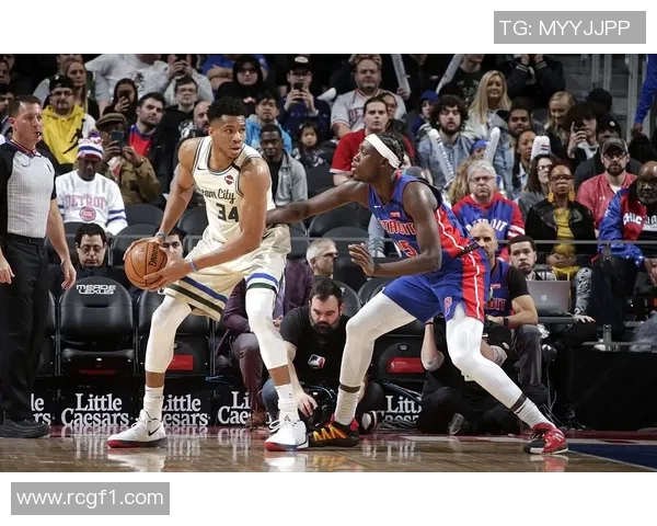 字母哥半场表现低迷仅出手三次却依然贡献8分7篮板3助攻1抢断